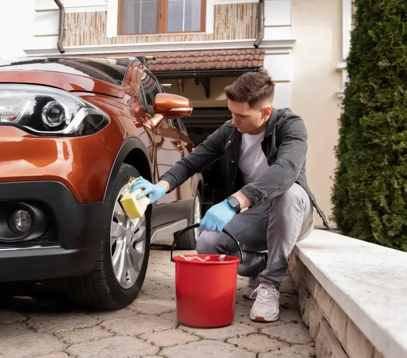 Lavage auto à domicile Saint-Genès-de-Fronsac : professionnel intervenant sur un véhicule